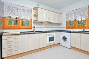 Fridge, microwave, oven, dishwasher - Holiday Home 'Chalet Independiente Costa Daurada' with Private Garden, Balcony and Air Conditioning (Roda de Berà)