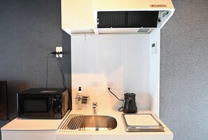Réfrigérateur, four à micro-ondes, surface de cuisson