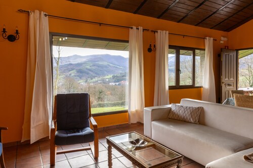 Maison de campagne 'Aitxitxe' avec vue sur les montagnes, piscine privée et terrasse privée