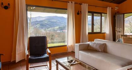Maison de campagne 'Aitxitxe' avec vue sur les montagnes, piscine privée et terrasse privée