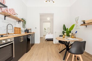 Fridge, oven, stovetop, coffee/tea maker