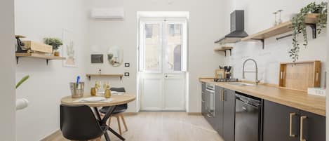 Kühlschrank, Ofen, Herdplatte, Wasserkocher mit Kaffee-/Teezubehör