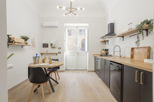 Kühlschrank, Ofen, Herdplatte, Wasserkocher mit Kaffee-/Teezubehör