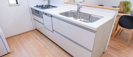 冷蔵庫、電子レンジ、コンロ、調理器具と食器