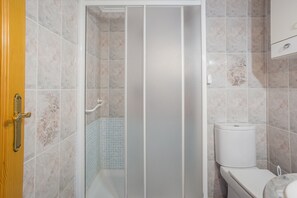 Een douche, handdoeken