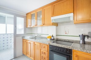 Frigorífico, microondas, horno y placa de cocina