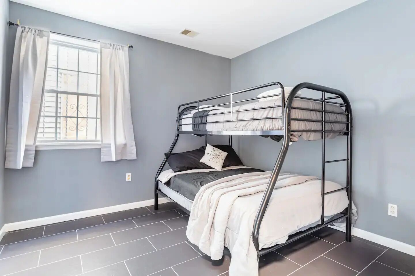 3 chambres, bureau, fer et planche à repasser, accès au Wi-Fi (inclus)