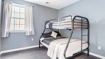 3 chambres, bureau, fer et planche à repasser, accès au Wi-Fi (inclus)