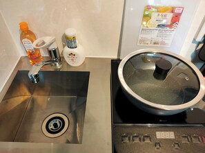 Réfrigérateur, micro-ondes, batterie de cuisine, vaisselle et ustensiles