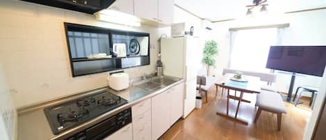 Geladeira, micro-ondas, cooktop, talheres/pratos/utensílios de cozinha