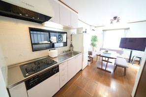 Geladeira, micro-ondas, cooktop, talheres/pratos/utensílios de cozinha