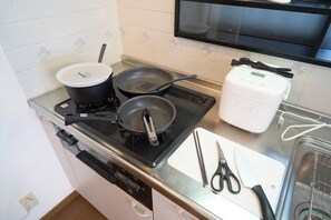 Réfrigérateur, micro-ondes, plaque de cuisson