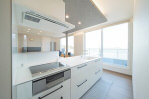 Kühlschrank, Mikrowelle, Kochgeschirr/Geschirr/Besteck