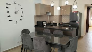 Kühlschrank, Mikrowelle, Ofen
