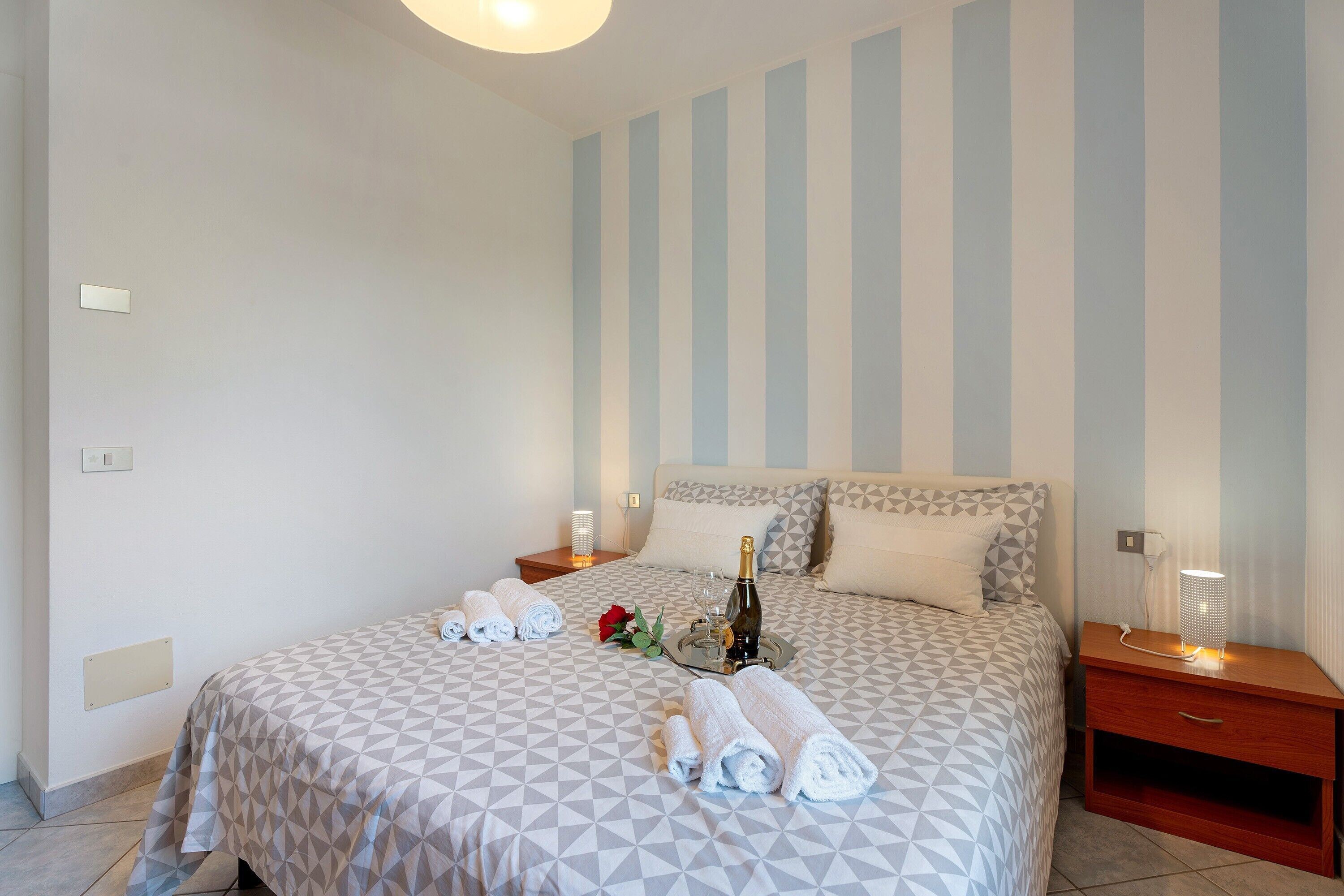 2 室のベッドルーム、アイロン / アイロン台、WiFi (無料)、ベッドシーツ