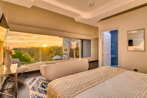 7 habitaciones, escritorio y tabla de planchar con plancha 