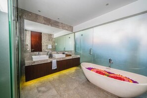 Villa, Private Pool | Bathroom | Free toiletries, hair dryer, bathrobes, slippers - De Prestigio Villa I (Canggu)