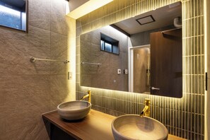 Talo, parveke | Kylpyhuone | Erillinen kylpyamme ja suihku, sadesuihkupää, hiustenkuivaaja, tohvelit