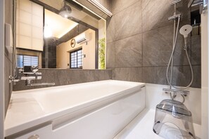 Maison, balcon | Salle de bain