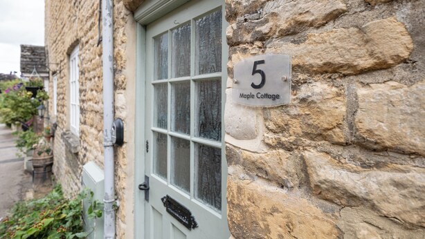 A stone cottage with a number '5' sign, a window, and a door. - Maple Cottage - Beautiful 2BD Retreat (Chipping Norton)