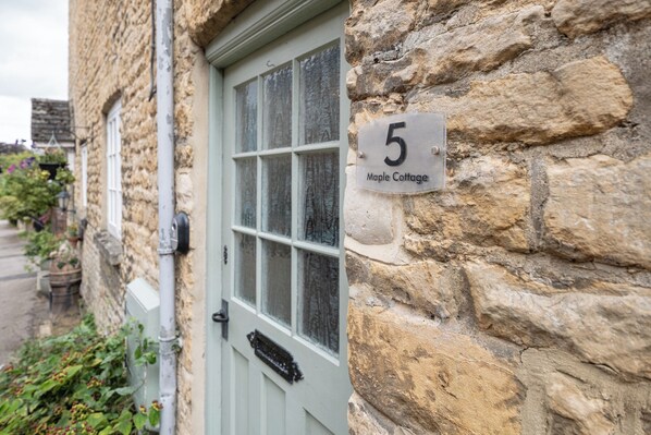 Front of property - Maple Cottage - Beautiful 2BD Retreat (Chipping Norton)