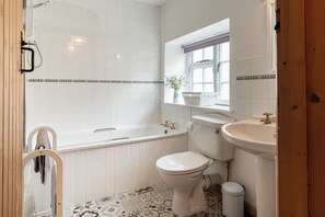 House, 2 Bedrooms, Garden View | Bathroom - Maple Cottage - Beautiful 2BD Retreat (Chipping Norton)