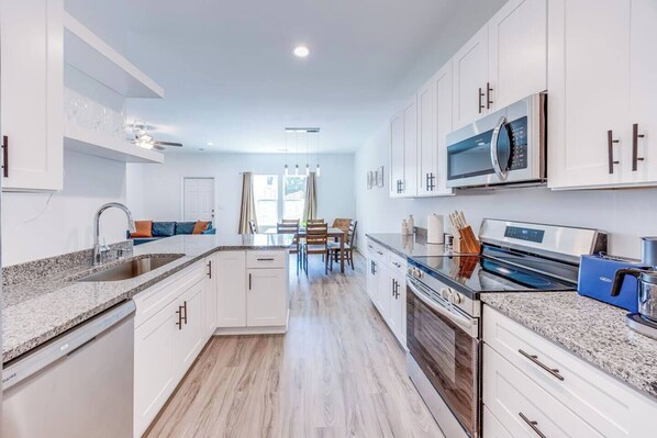 Køleskab, mikrobølgeovn, ovn, kogeplade