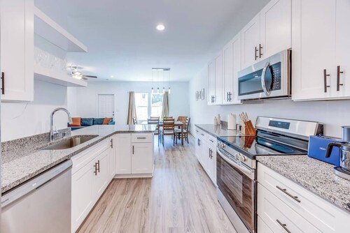 Contemporary 3BR Condo: Quick Drive to Downtown