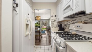 Fridge, microwave, oven, stovetop - Charming 2-bedroom townhome with AC, WiFi in gorgeous Panama City Beach (Panama City Beach)