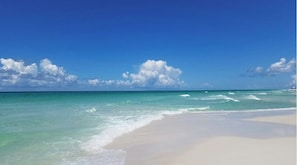 Espreguiçadeiras, toalhas de praia 