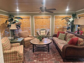 TV connectée, cheminée, lecteur de DVD