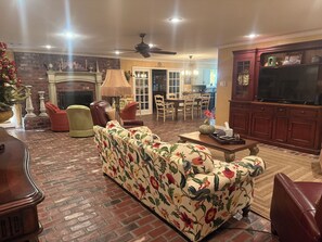 Smart-TV, Kamin, DVD-Player