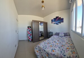 2 chambres, fer et planche à repasser, Wi-Fi, draps fournis