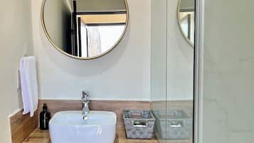 Douche, sèche-cheveux, serviettes fournies, savon
