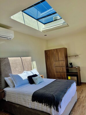 1 slaapkamer, een strijkplank/strijkijzer, wifi, beddengoed