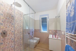 Douche, sèche-cheveux