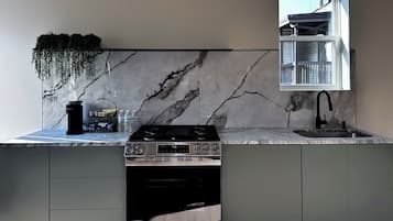 Refrigerador, microondas, horno y parrilla de estufa