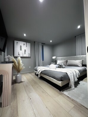 2 makuuhuonetta, tallelokero huoneessa, silitysrauta/-lauta