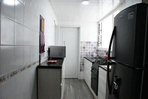 Réfrigérateur, micro-ondes, plaque de cuisson, cafetière/bouilloire