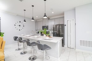 Fridge, microwave, oven, stovetop - EPIC STYLISh retreat W/Free water park near Disney (Kissimmee)