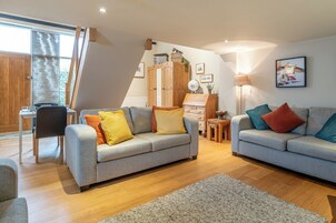 House, Garden View | Living area | Flat-screen TV