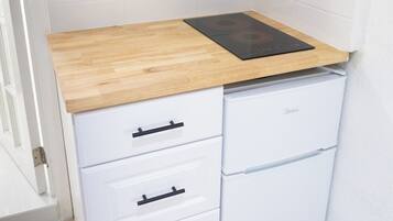 Mikrowelle, Herdplatte, Wasserkocher mit Kaffee-/Teezubehör, Toaster