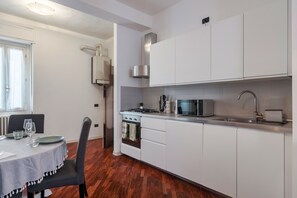 Kühlschrank, Mikrowelle, Ofen, Geschirrspüler