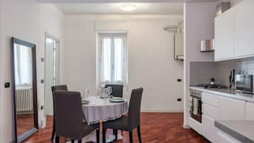 Kühlschrank, Mikrowelle, Ofen, Geschirrspüler
