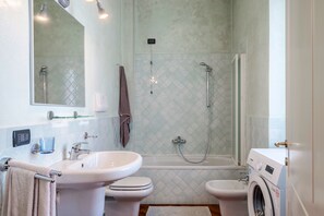 Regadera, secadora de cabello, toallas 