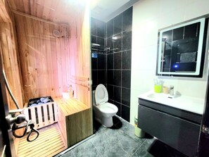 Habitación doble Premium, 1 cama Queen size, para no fumadores, baño privado | Baño | Tina con regadera, pantuflas, toallas, jabón 