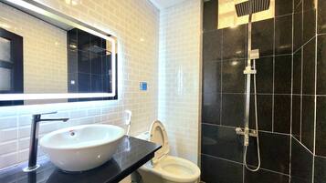 Deluxe Double Room | Bathroom | Combined shower/tub, slippers, towels, soap