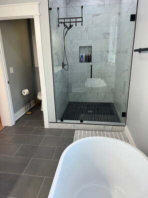 Haartrockner, Handtücher, Seife, Shampoo
