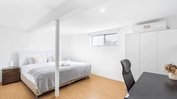 1 bedroom, desk, WiFi