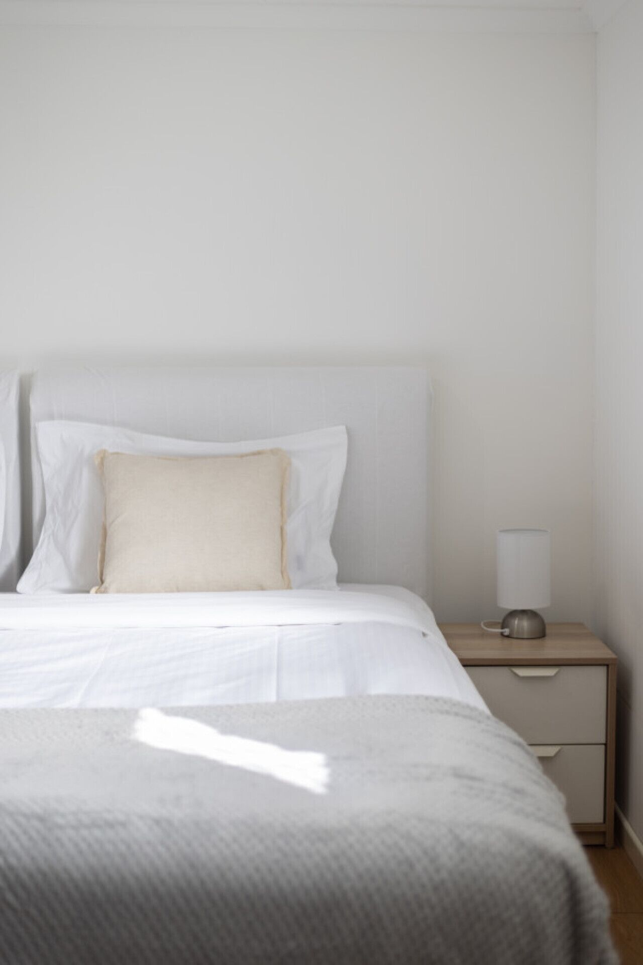 1 bedroom, desk, WiFi